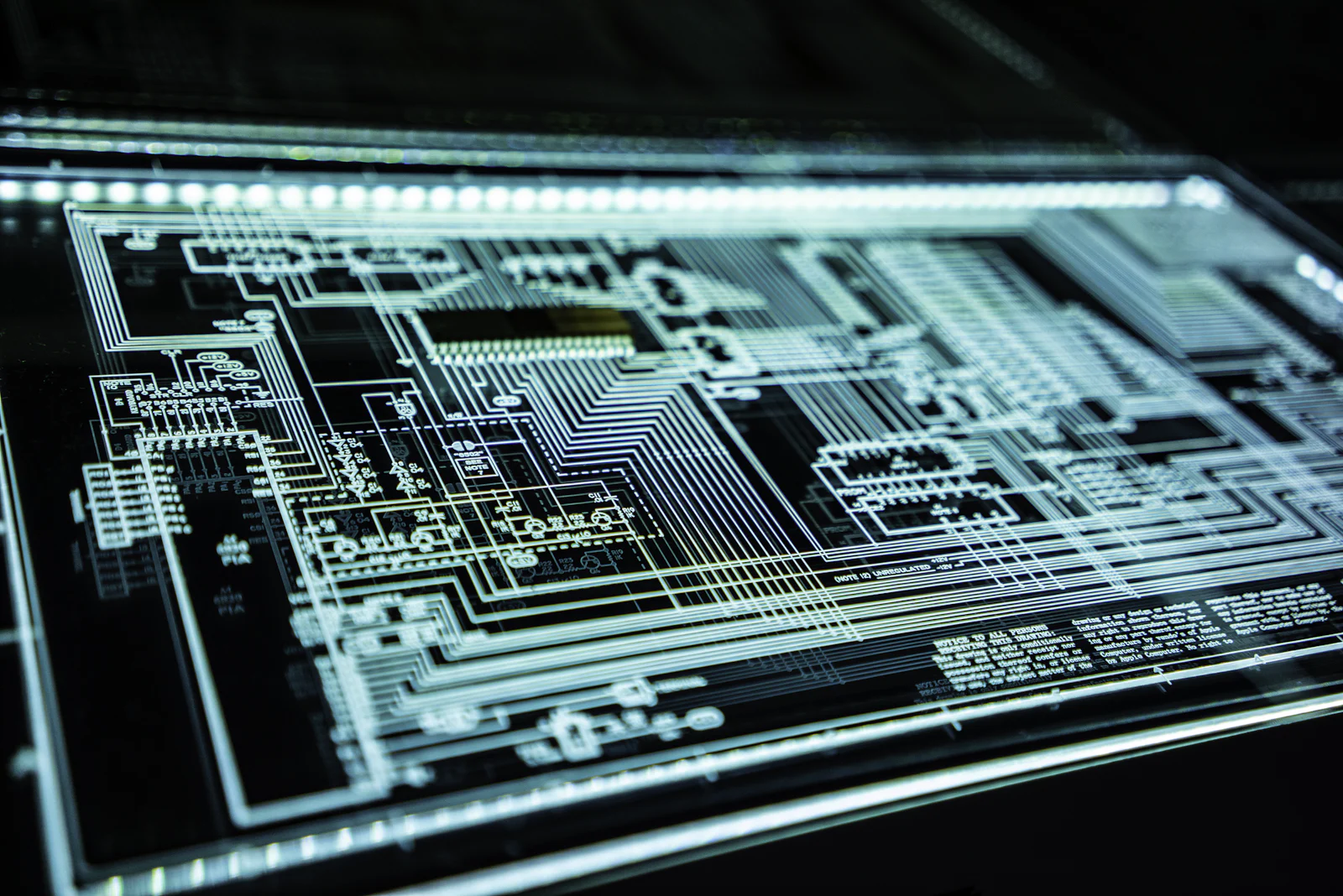 Composição abstrata em tons frios sugerindo camadas de proteção digital